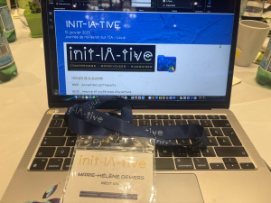 Ordinateur ouvert et montrant la page du site de l'événement Init-IA-tive