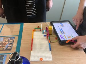 activité de programmation avec un ipad et des Légos