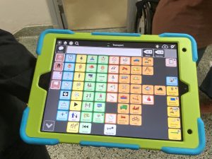 Photo d'un tableau de communication sur tablette numérique.